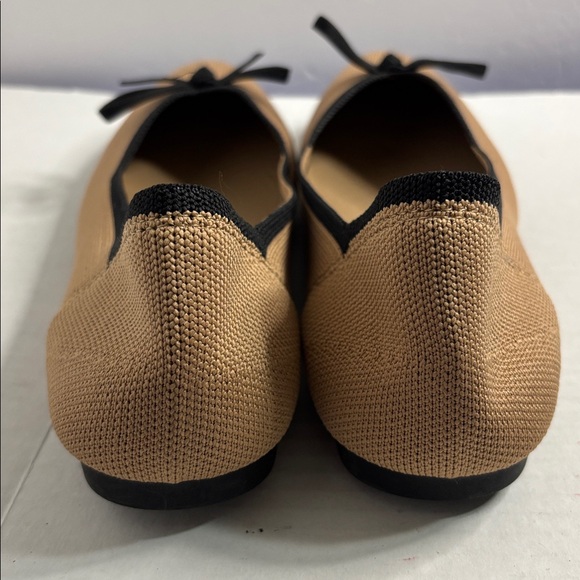 Tahari Tan Flats with Black Bow Accent NWOB Size 8.5 - Picture 5 of 7